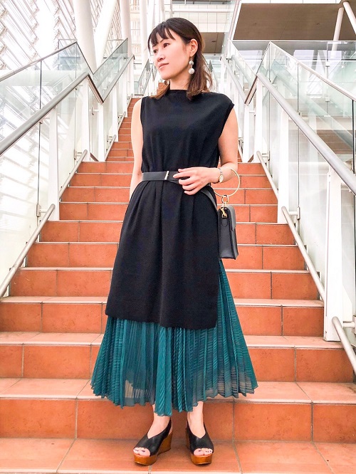 伸縮性に優れたトップスは片側にサイドスリットがあり、程よい抜け感があります。
お手持ちのボトムスに合わせてもトレンドを少し取り入れた新しい雰囲気に。
ベルトあり、なしで印象も変わります。 コーディネートしているスカートは色柄ともに新鮮なプリーツです。 
(カットソー9号、スカート7号着用)

玉川高島屋SC　　MODEL:H153cm
