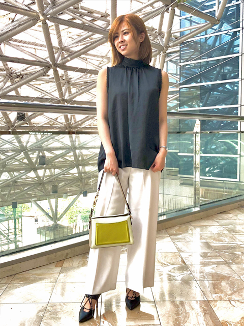 アクリルのリングをポイントにモダンな配色がスタイリングのアクセントに。
ショルダーバッグとしてカジュアルに合わせるのはもちろん、2WAYのショルダー紐を外してハンドバッグとしてきれいめに合わせるのも◎
中には小物を収納できる便利なポーチがセットなので、デイリー使いとしてもおすすめです。