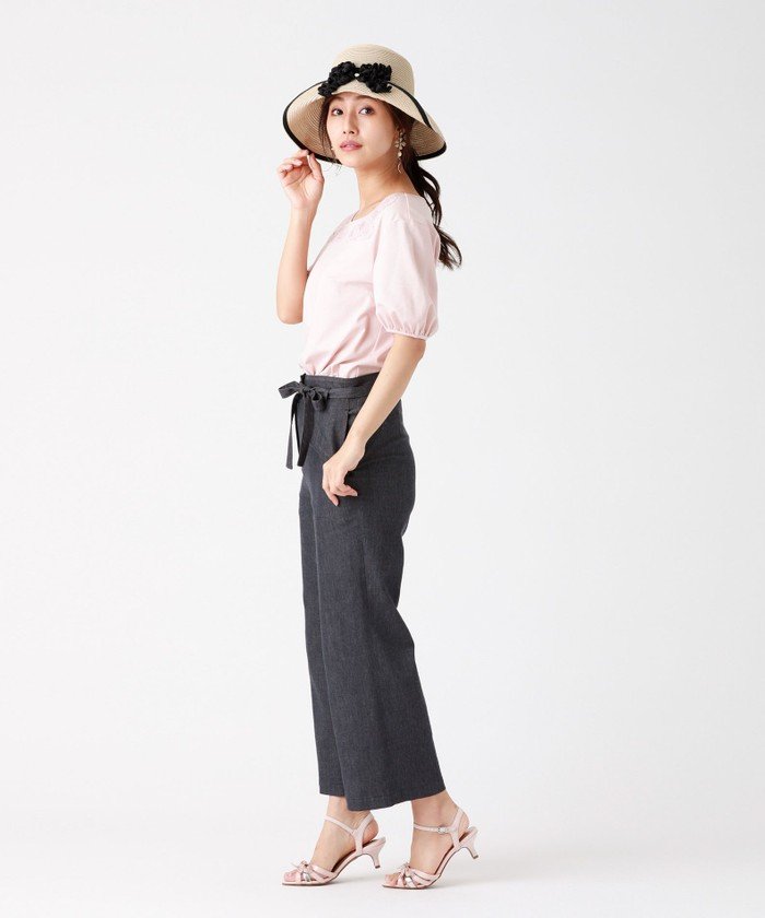 4種類のフラワーモチーフ＋ガラスビジューを刺繍したカットソー。今年らしいドロップショルダーにしつつも落とす角度を浅くすることでBIGシルエットに見せないよう仕上げました。
