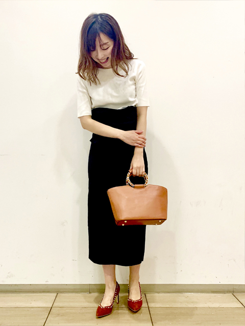 キャッチーなメタルリングがシンプルなボディにマッチした2WAYショルダーです！
天ファスナー付きでショルダーバッグとして持っていただく時にも、中身が見えないのでプライバシーも安心です。
持ち手に特徴的があり、シンプルな色味で使い易いです◎