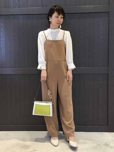 ...&DEARのサロペットパンツを
ONスタイルにコーディネートしました。
キレイ目なブラウスに、パンプス合わせにして頂くとオフィスカジュアルや、パーティースタイルにもお召し頂けます。
こちら、キャメルとブラックの2色展開でございます。