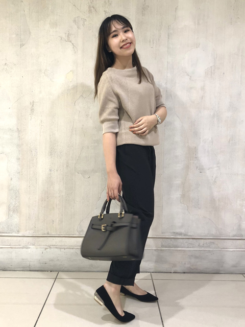 カジュアルにデイリーシーンにも、きれいめオフィスシーンにも使える万能パンプスを使ったきれいめカジュアルコーデです！
足に馴染みやすいレザーと、ソフトなクッションが足を包んでくれる癒しのパンプスです！
粒感があるシルバーがおしゃれ！少しゆったりめのポインテッドトゥなので楽に履けます♪