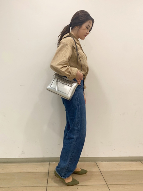 定番のフラットパンプスから新色が入荷いたしました♪
シンプルなデニムスタイルにヒール部分のさりげない切り替えがアクセントになります。
シンプルなデザインなのでお仕事スタイルからカジュアルスタイルまでデイリー使いしていただきやすいです！！