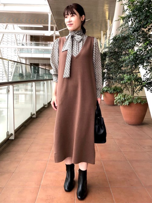 インナーが変わることで印象に変化をつけられるジャンパースカートは柄のボウタイブラウスでコーディネートしてクラシックにまとめるのもオススメです。小柄な方でも着丈は長すぎないので安心です。 

玉川高島屋SC　　MODEL:H153cm