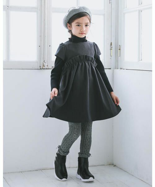 ポリエステル100％の素材でありながらウールのような膨らみと柔らかい風合いが特徴の、ウルコストレッチの女の子用ワンピースです。
胸の切り替え部分にたっぷりのギャザーをいれ、フリルのような動きのあるデザインに。
フレアなシルエットが可愛いワンピースです。