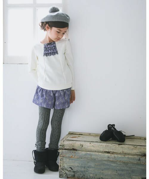 レースやフリルを施したフロントデザインがカジュアルな中にも女の子らしさを演出するトレーナー。
アイボリーとスモーキーピンクの2色です。
やわらかな質感で着心地も抜群です。
イタリア北部にアトリエを構えるカバリエレ・アズーロの生地をフリルにポイント使いし、ケミカルレースやハシゴレースも使ってフェミニンで女の子らしいデザインになっています。
同じプリントを採用したカバリエレ・アズーロキュロットスカート(1110-28014)と合わせたスタイリングがおすすめです。