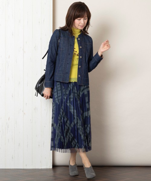 ストレッチデニムのGジャンスタイル。軽やかなプリーツスカートを合わせて大人フェミニンにコーディネート。