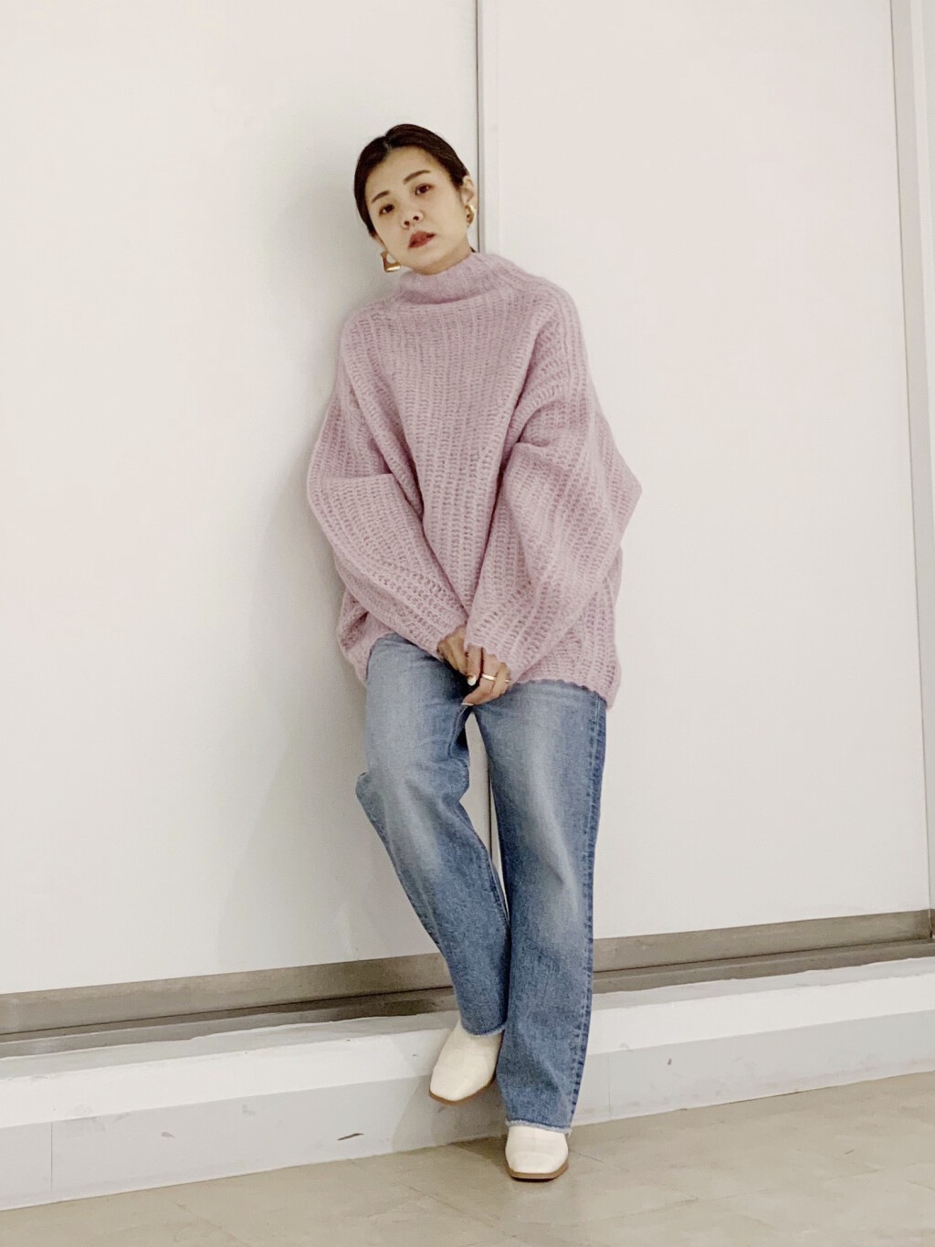 Kbfスタッフのデニムパンツを使ったレディースファッションコーディネート No