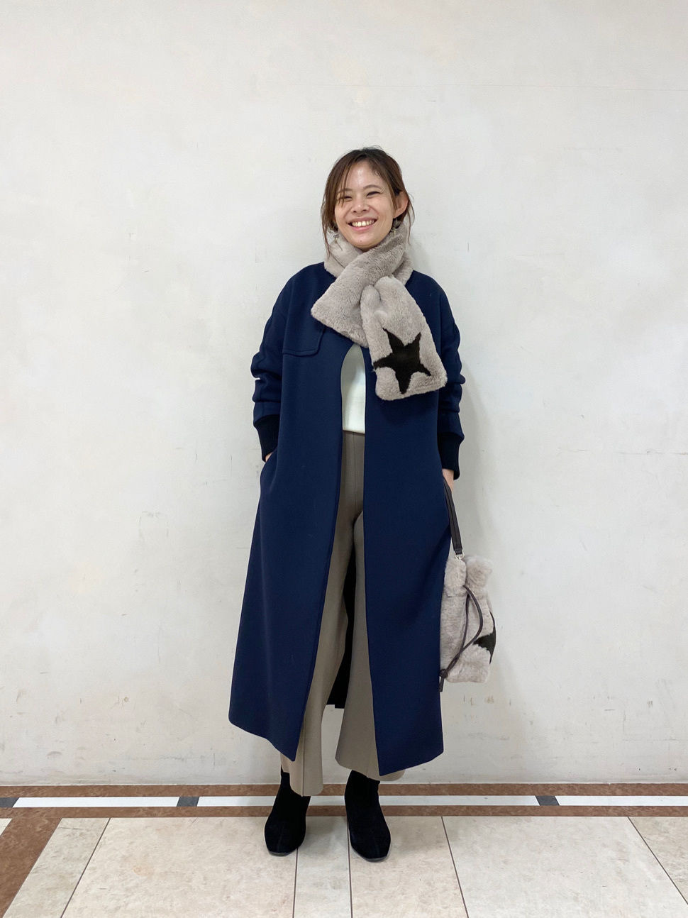 秋冬らしいファーアイテムが入荷⭐︎揃いの☆マークのファーストールとマフラーはフェイクファーと思えないほどの手触りで、なかなか無いデザインが可愛く、ギフトにもオススメ。トップス・パンツ・アウターはジャージー素材で、着心地のよい楽ちんコーデです。
