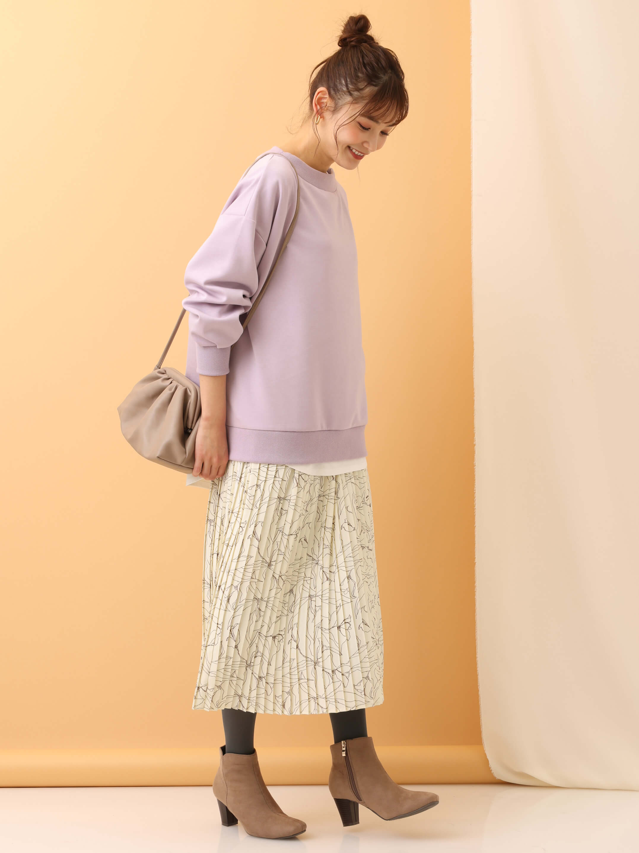 A V Vスタッフのカットソーを使ったレディースファッションコーディネート No