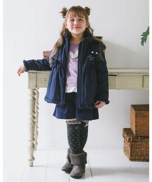 裏にエコファーを使用した女の子用中綿コートです。
フリル付きの切り替えが高い位置に入っているので、どんなアイテムと合わせてもバランスよく着こなせます。
合わせやすいネイビーと、華やかで女の子らしいピンクの2色です。
フードを取るとシンプルなスタンドカラーになります。
幅広いシーンで重宝する1枚です。