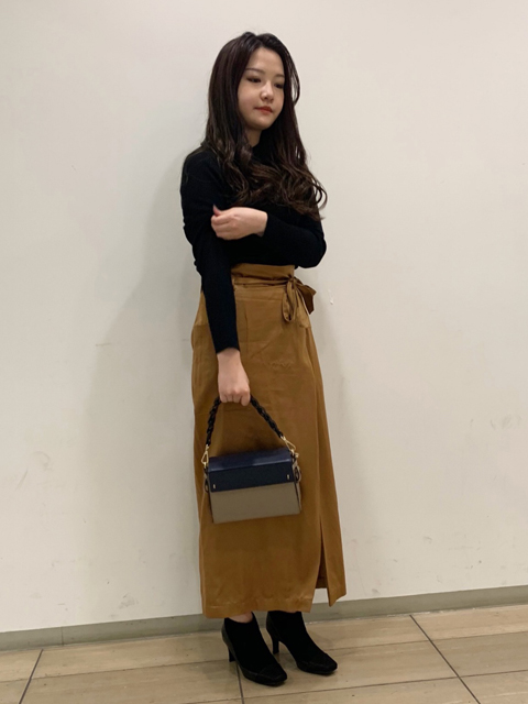 シルエットがコンパクトで大好きです！内側の素材はスウェードで高級感が溢れており、ポケットも複数付いているため便利さも抜群です☆デザイン違いのベルトが二つあるので、気分によって使い分けて頂くことがオススメです♪
コンパクトで間口も広い、ありそうでなかなかない形のためギフトにも人気のBAGです。