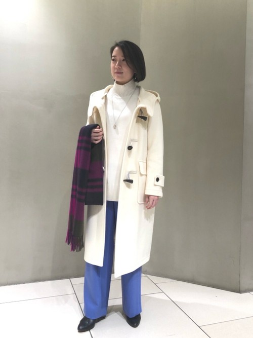 ゆったりとしたシルエットと柔らかな生地感が、落ち着いた印象で着られるダッフルコートです。今回は鮮やかなパンツとストールで、遊び心のあるスタイルにしました。
