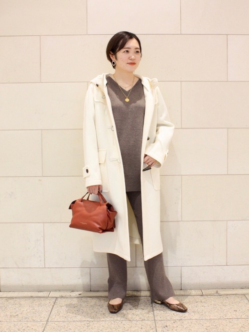 ホワイトのダッフルコートはあえて大きいサイズを着ることで、ビッグシルエットになり、トレンド感を意識しました。バッグは差し色にレッドを合わせました。レッドは強い色に思われがちですが、トレンドのダスティーカラーなので、柔らかい雰囲気にもお使いいただけます。