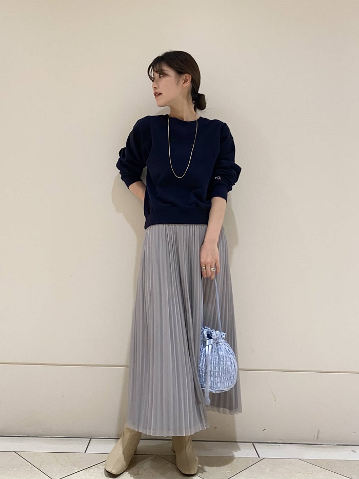 Urban Researchスタッフのスウェットを使ったレディースファッションコーディネート No