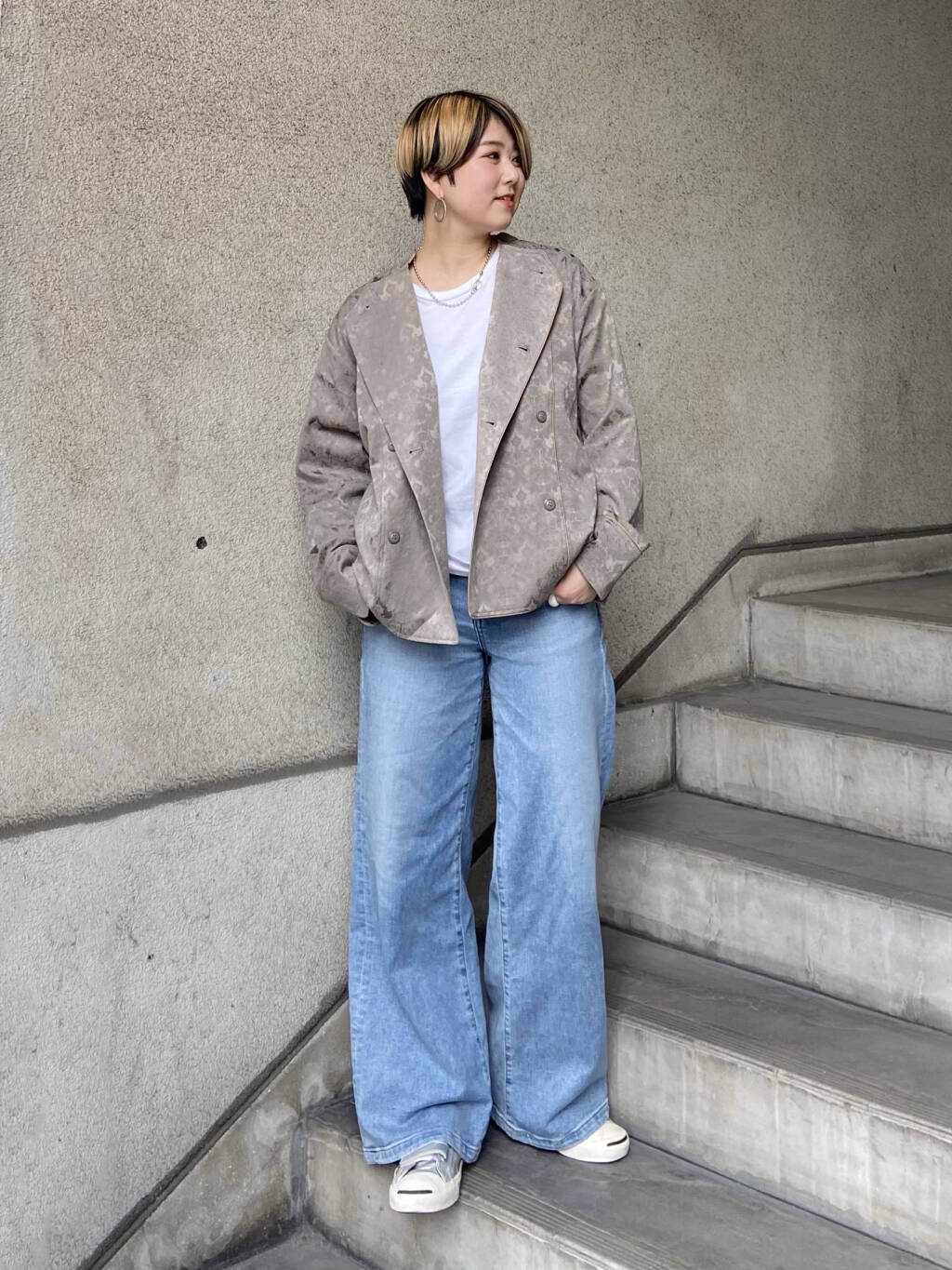 Kbfスタッフのデニムパンツを使ったレディースファッションコーディネート No