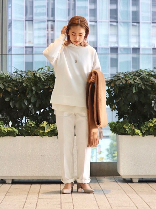 フードパーカーはカジュアルなアイテムですが、シャツをレイヤードすることで少しキレイめなスタイリングになります。パンツはセンタープレスがあり、ワイドすぎずスリムすぎない絶妙なシルエットがおすすめです！