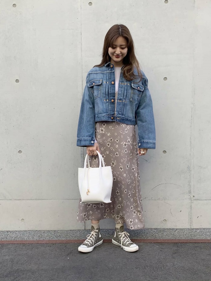 Urban Researchスタッフのgジャン デニムジャケットを使ったレディースファッションコーディネート No