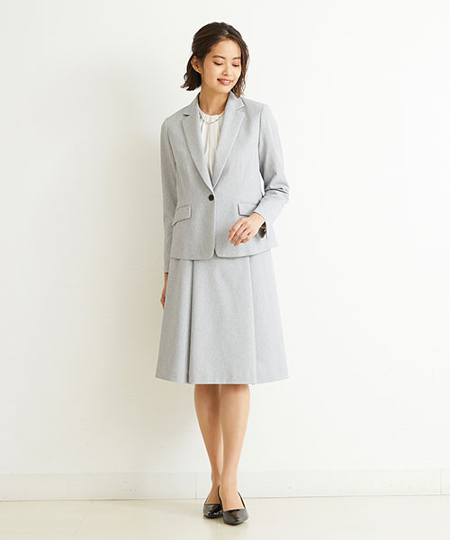 ＜フォーマルな着こなし＞フォーマルの鉄板"ベーシックスーツコーデ"。プレーンなシルエットの膝丈スカートは、スーツセレモニーの鉄板アイテム。春らしいグレーでまとめたスーツコーデは、コサージュなど小物をうまく使って華やかさをプラスすれば、入学式や入園式などの式典にもお使いいただけます。（身長：168cm）