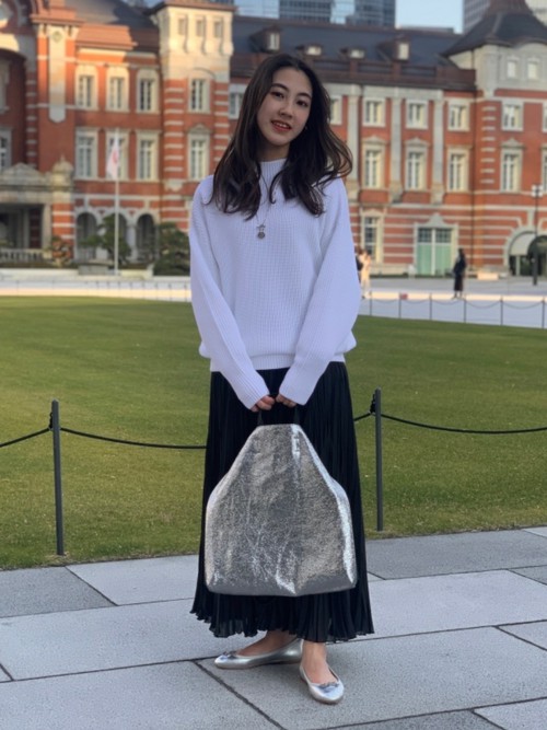 ニットとスカートで白黒でシンプルなコーディネートにしました。ラフになりすぎないようハイネックニットとシルバーの小物で女性らしさをプラスしました。