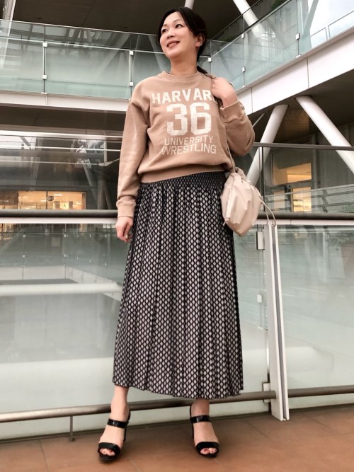 カレッジロゴのスエットに織り模様が大人っぽいスカートを合わせた、テイストミックスがお洒落なコーディネイト。スエットのマットな色合いとスカートの光沢感の組み合わせも相性◎素材感の違いが錯覚効果を生み、全身をバランス良く見せてくれます。異素材コーデは着痩せの裏技でもあります。さらに、プリーツスカートは外に拡がらない新感覚の着心地。プリーツ好きの方にも、今まで苦手意識のあった方にもお勧めできる１着です。全て９号サイズを着用しております。

玉川高島屋SC　　MODEL:H164cm