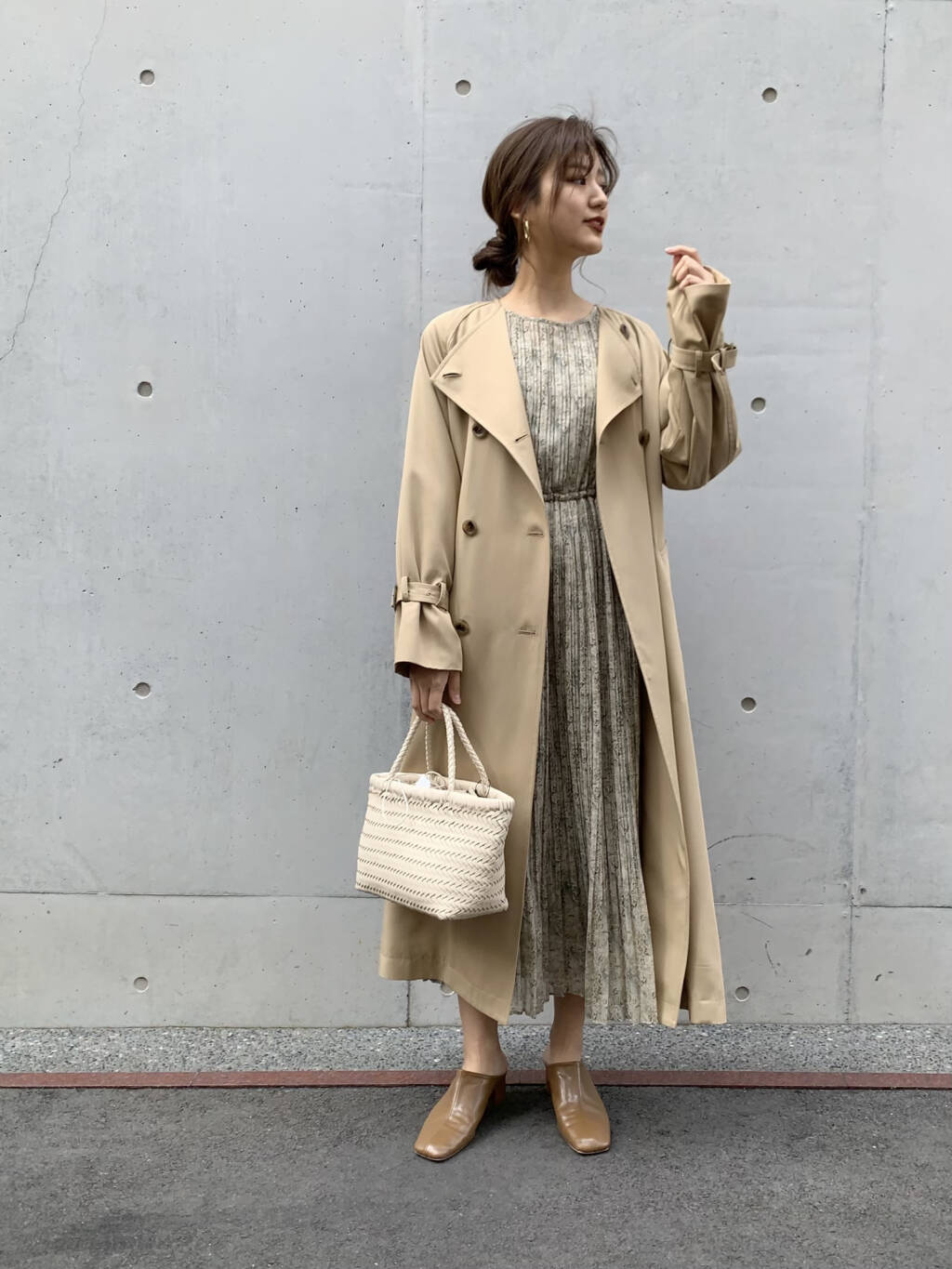 Urban Researchスタッフのトレンチコートを使ったレディースファッションコーディネート No