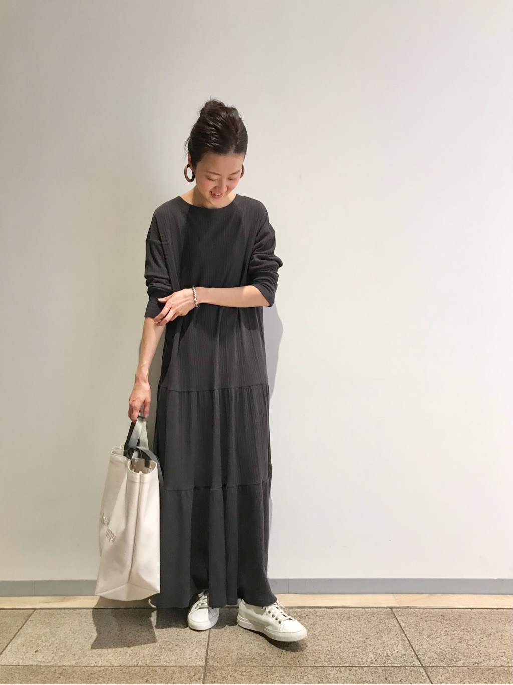 Beardsleyスタッフのロング マキシ丈ワンピースを使ったレディースファッションコーディネート No