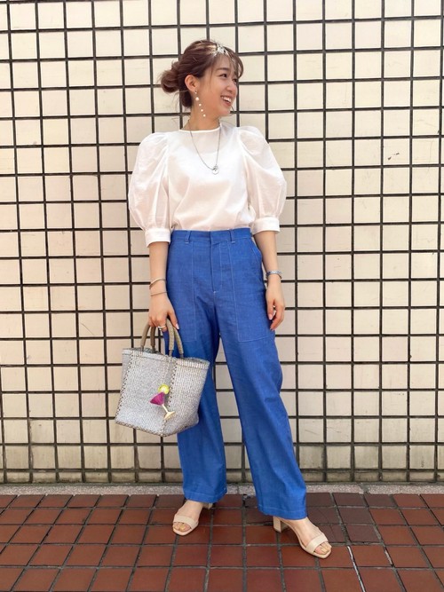 シルバーとブルーをポイントに清涼感のあるコーディネートにしました。少しフェミニンなアイテムが好きなので、袖にボリュームのあるブラウスをプラスして、甘くなり過ぎないよう全体のバランスはすっきりめに意識しました。