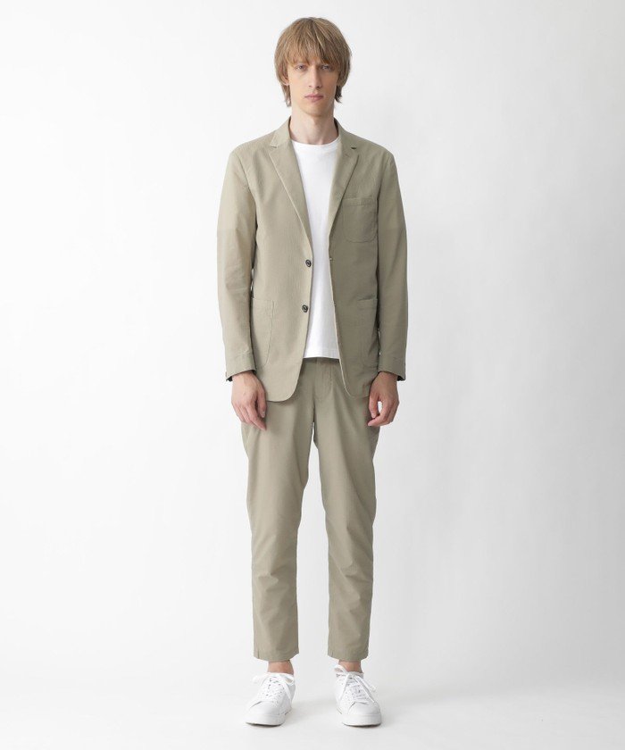 袖裏や肩パット、固い芯地を使用しないことで、軽さと着心地の良さを併せ持った1着です。
