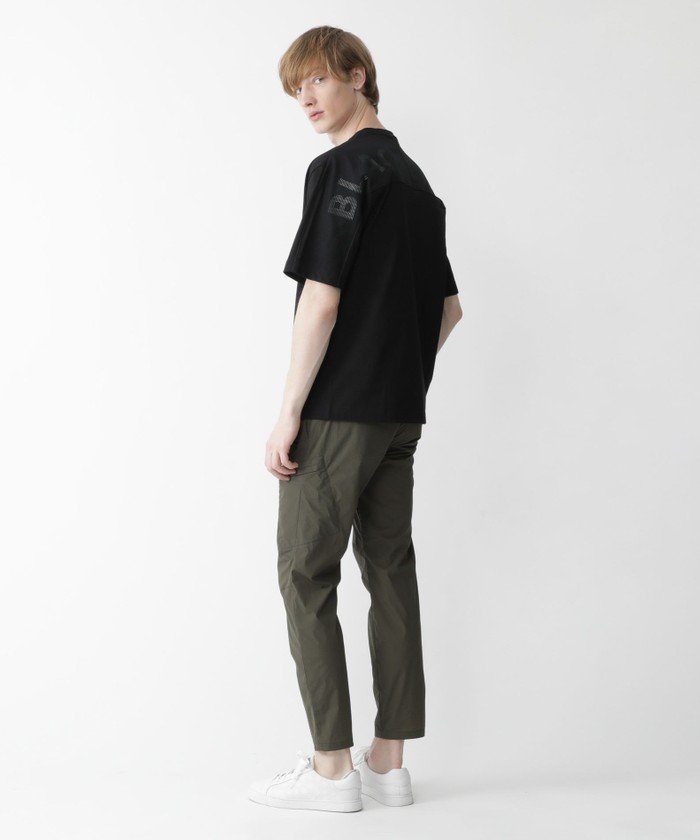 トレンド感あるドロップショルダーシルエットで一枚でもコーディネート映えする一着です。
