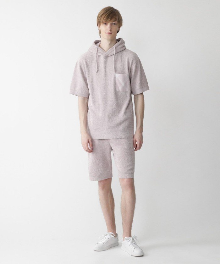 モコモコとした柔らかな肌触りの半袖プルオーバーパーカー。優しい手触りで心地良い履き心地はタウンウェアとしてはもちろん、室内着としても不快感の少ないアイテムに仕上がっています。
