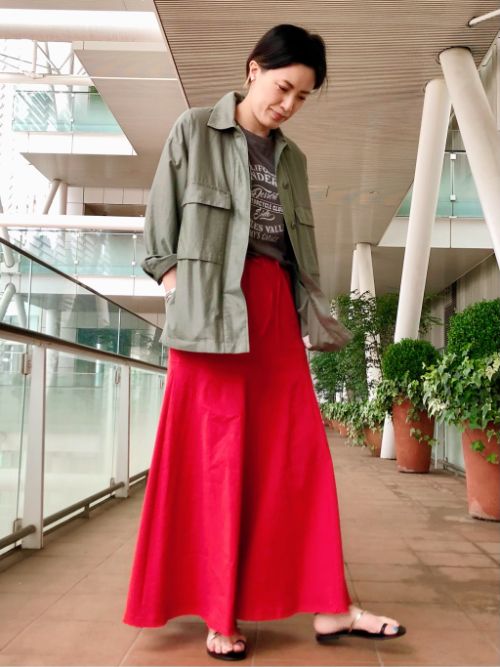 ヴィンテージ感のあるミリタリーブルゾンはロングシーズンお召しいただける万能アイテム。シャツ感覚で羽織れ、ヒップが半分隠れるくらいの着丈でスカートだけでなくパンツにも合わせていただけます。 シルエットがきれいなフレアスカートはリネン混でさらっと暑い季節にオススメです。

玉川高島屋SC　MODEL:H161cm