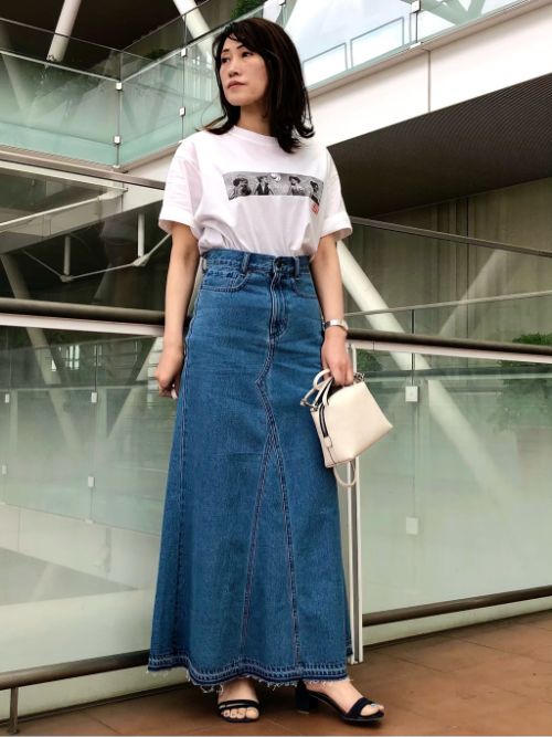 Tシャツ×デニムスカートの大人のカジュアルコーディネート。  後ろの柄も素敵なTシャツは1枚あるだけで今年らしさがプラスされます。

玉川高島屋SC　MODEL:H153cm