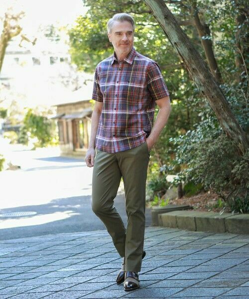 トレンドである濃色場のマドラス調のシャツ。
経緯に何色もの色を使い、奥行きある高級感あるチェック柄が特徴的です。
シャツ一枚でも、インナーに無地のカットソーを合わせていただいても様になるアイテムになります。
仕上げに製品洗いをかける事で、事前に縮みをある程度安定させ、カジュアル感も出してあります。