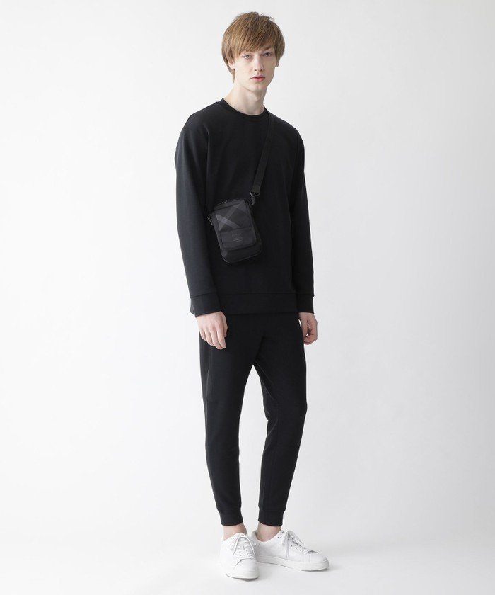 トーナル調のクレストブリッジチェックを部分使いしたミニクロスボディバッグ。ブランドロゴを織りで表現したテープを使用することで、スポーティかつ上品な印象に仕上げております。
