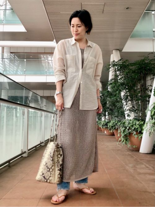 ベージュのワントーンでまとめたレイヤードスタイル。 今年おすすめのシアー素材のシャツはノーアイロンでお召しいただけワンピースなどの羽織にもおすすめです。 タンクトップとスカートのカラーを揃えたところがポイントです。

玉川高島屋SC　MODEL:H161cm