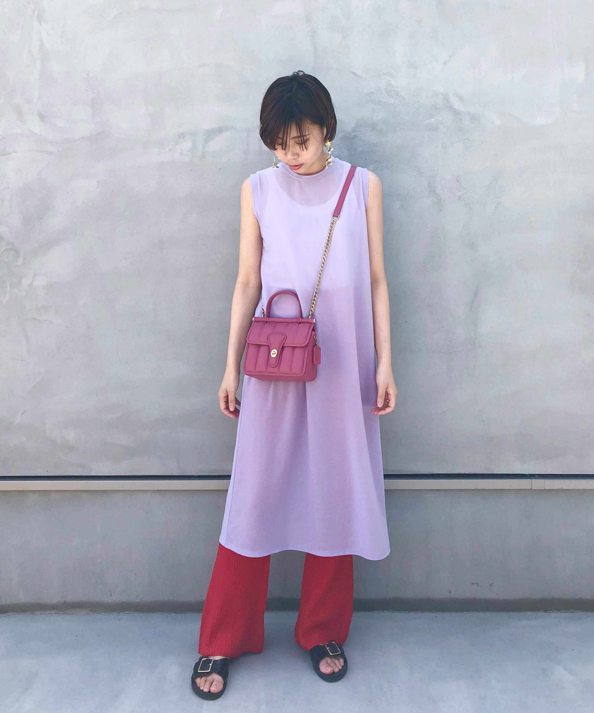 Coachスタッフのショルダーバッグを使ったレディースファッションコーディネート No