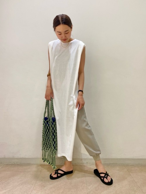 ワンピースのスリットから見えるジョガーパンツがポイントです。すっきりとしたシルエットで全体的にラフすぎずにお召しいただけます。差し色でバッグに色を取り入れました。