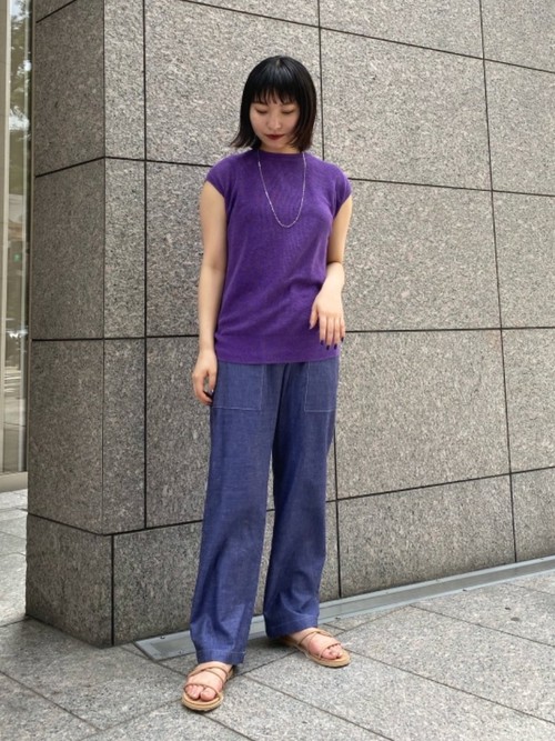 パープルのノースリーブニットを主役にカジュアルな印象のベイカーパンツを合わせ、ネックレスで女性らしさをプラスしました。