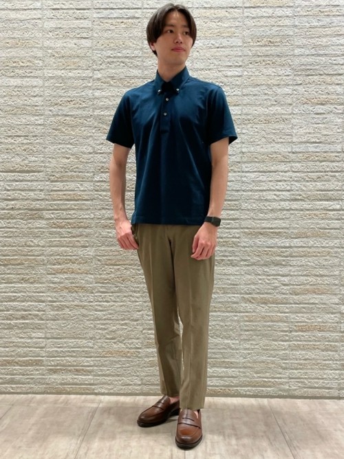 濃いブルーとベージュはとても相性が良く、より爽やかな印象を演出してくれるので夏にぴったりの組み合わせです。
