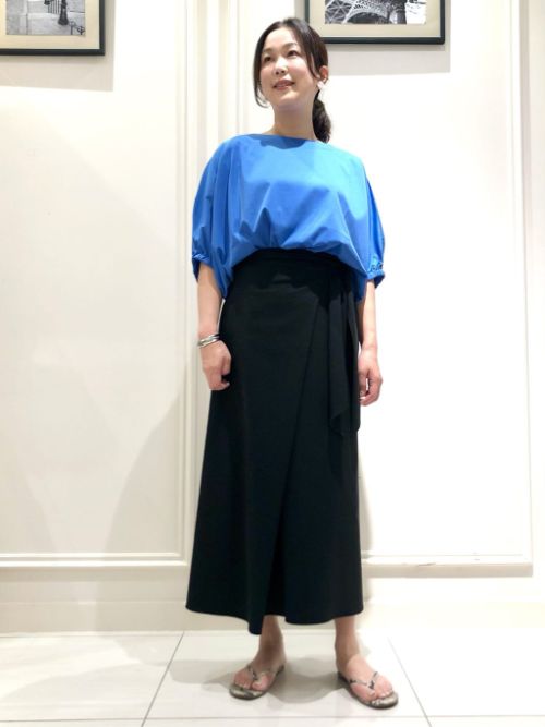 接触冷感のカットソーは暑い夏の救世主。鮮やかなブルーが爽やかです。二の腕が隠れる袖丈なら羽織りもの要らず。合わせたスカートもストレッチが効いており着心地が良いコーディネイトです。

玉川高島屋SC　MODEL:H164cm