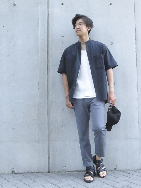 【コムサイズム メンズ】
旬なバンドカラーシャツを羽織で涼しげに。
スポーティーな夏雑貨を合わせて、アクティブなスタイリング。