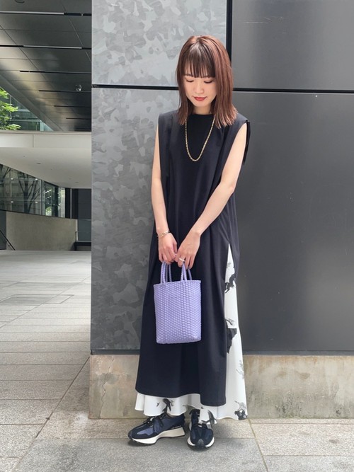 スカートのカラーに合わせてモノトーンでまとめました。差し色でバッグにパープルを入れたのもポイントです。柄物に抵抗のある方はスリットから覗かせる着方だと抑え目になるのでおすすめです。
