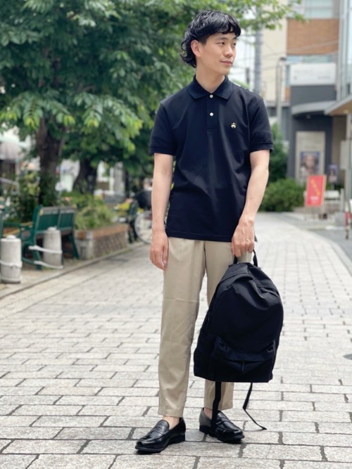 クールビスやリモートワーク等でカジュアル化が進むビジネスウェア。その状況を踏まえた上でキレイ見えするスラックスライクなイージーパンツを中心に着丈が少し長いブルックスブラザーズのポロシャツやコインローファー合わせることでアメリカンな印象に。カジュアル化が進む時だからこそ小さなこだわりをもってスタイリングしていきましょう。
