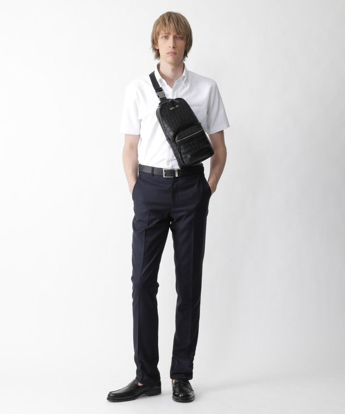 程よくエキゾチックなクロコダイル柄がエンボスされたボディバッグ。上品なクロコダイル柄がコーディネートのアクセントになります。
