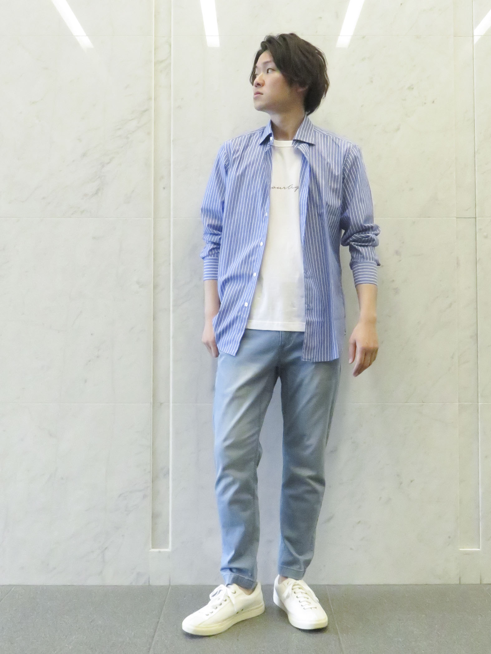 【コムサイズム メンズ】
オンオフ着まわせる万能なストライプシャツ。
ワンサイズアップさせて、羽織として使うのも◎
ブルー×ホワイトで、「涼」を感じるスタイリングはこの夏におすすめ。
