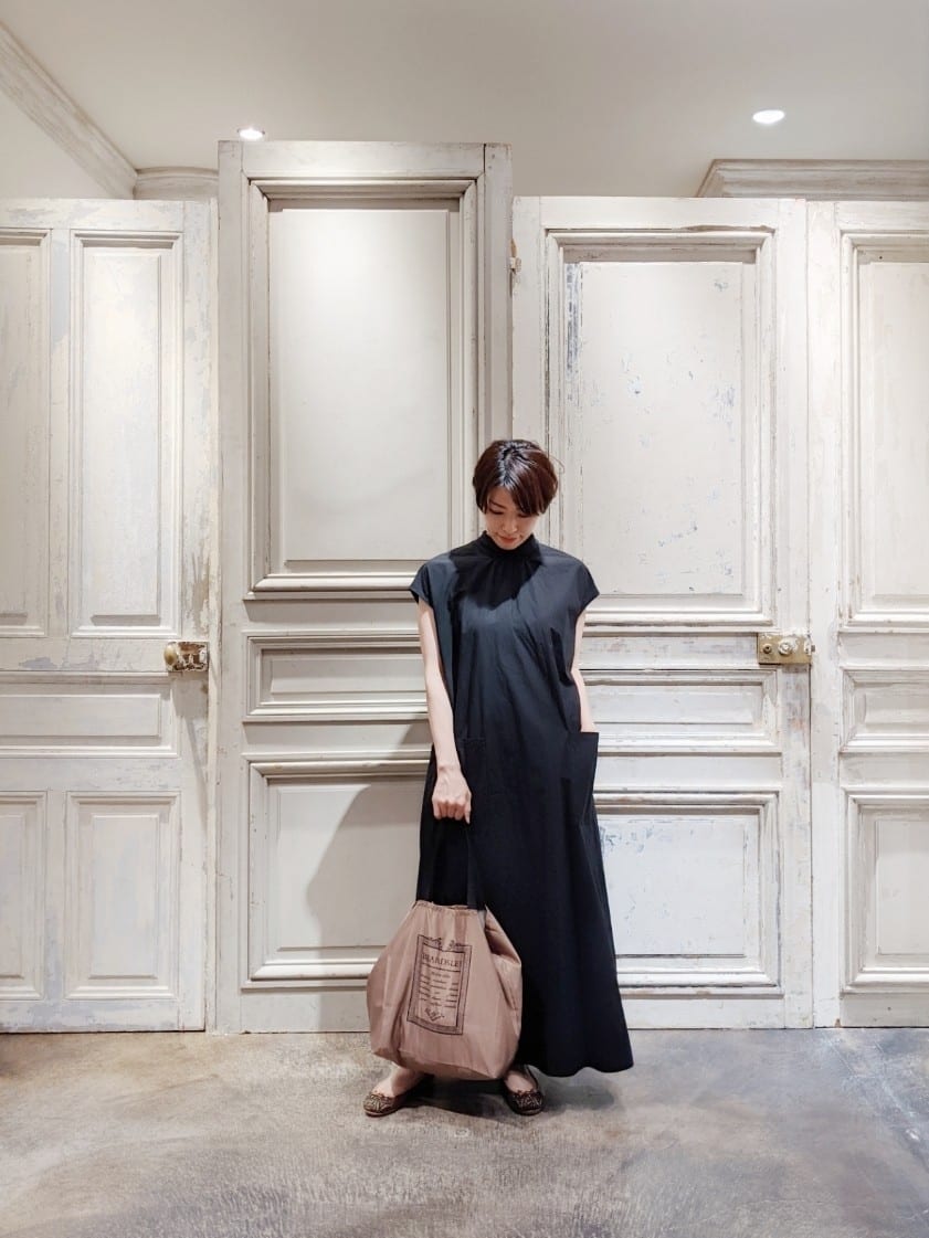 【onepiece】着用サイズ:F
きちんと感がありシンプルに魅せられるフレンチワンピース。
後身頃の裾に大きくスリットが入っているので動きやすいデザインです。

洗濯　:手洗い可
伸縮性:なし
透け感:なし
裏地　:なし
光沢感:あり


【shoes】着用サイズ:38(普段24.5cm)
つま先がポイントになるバレエシューズ。
シンプルなお洋服に合わせるだけで華やかな印象に。
