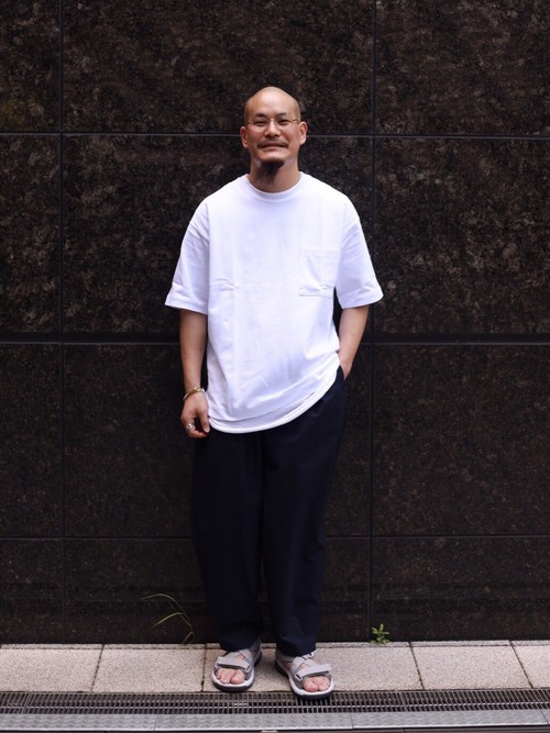 シルエットの綺麗なWEB限定のカットソーを着用したスタイリング。
爽やかなカットソーをメインにするため、パンツは落ち着いたネイビーを選びました。シンプルに見えすぎないようにインナーにはメッシュのタンクトップを合わせややアクセントを加え、足元はグレーのサンダルで明るさと軽さを加えました。