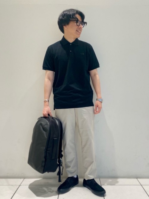 ブラックのポロシャツでビジネスカジュアルコーデ。
パンツはナチュラルな色を合わせることでこなれた雰囲気を出しています。