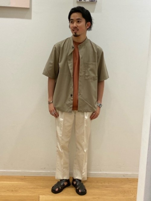 パキッとした雰囲気で2タック入りのパンツにトレンド感のあるグルカサンダルを合わせてフレンチ風にしました。靴下を履いたスタイルもおすすめです。
